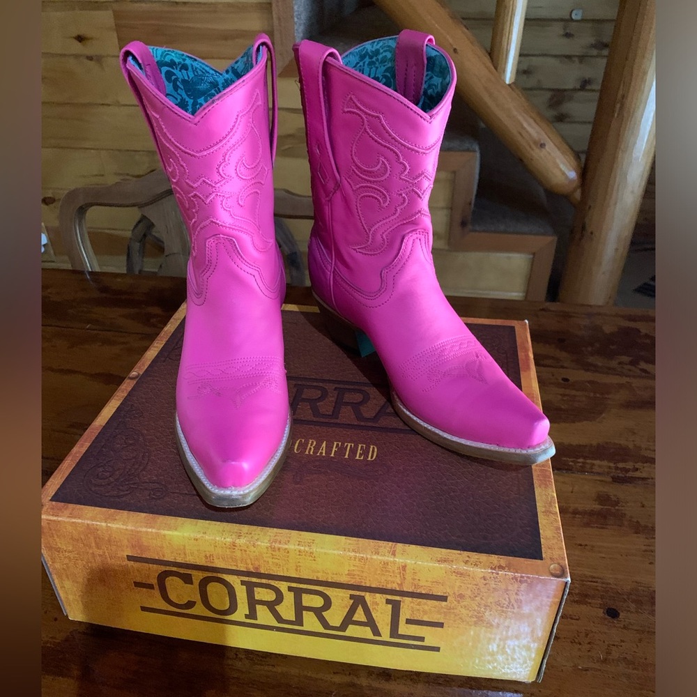 Size 8 1/2 women’s Corral FUCHSIA ankle boots